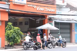 Theo quy định của tỉnh Khánh Hòa, các cơ sở kinh doanh dịch vụ ăn uống được phép hoạt động trở lại trong “vùng xanh” khi đảm bảo các yêu cầu về phòng, chống dịch và hàng chỉ được bán mang về. (Ảnh: Tiên Minh/TTXVN)