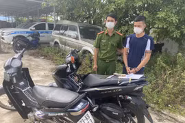 Đối tượng Lê Hoàng Bảo Phúc cùng tang vật. (Nguồn: phapluatplus.vn)
