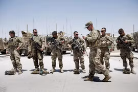Binh sỹ Mỹ tuần tra tại sân bay thành phố Kandahar, Afghanistan. (Ảnh: AFP/TTXVN)