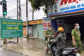 Lực lượng công an Bà Rịa-Vũng Tàu kiểm tra giấy đi đường của người dân tại một chốt "vùng xanh" ở huyện Châu Đức. (Ảnh: Hoàng Nhị/TTXVN)