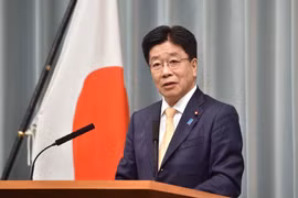 Chánh Văn phòng nội các Nhật Bản Katsunobu Kato tại cuộc họp báo ở Tokyo, Nhật Bản. (Ảnh: AFP/TTXVN)