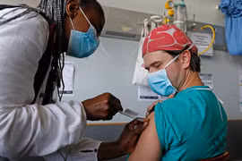 Nhân viên y tế tiêm vaccine phòng COVID-19 cho người dân tại Pretoria, Nam Phi, ngày 17/2/2021. (Ảnh: AFP/TTXVN)