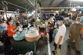 Người dân thực hiện tốt việc giữ khoảng cách an toàn khi mua sắm tại chợ Nam Trung Yên, Hà Nội. (Ảnh: Vũ Sinh/TTXVN)