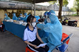 Tiêm vaccine cho học sinh ở trường trung học cơ sở Chợ Gạo, thị trấn Chợ Gạo, huyện Chợ Gạo, Tiền Giang. (Ảnh: Hữu Chí/TTXVN)