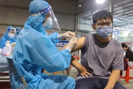 Nhân viên y tế tiêm vaccine Vero Cell của Sinopharm cho người dân TP.Hồ Chí Minh tại điểm tiêm số 1 Huyền Trần Công Chúa (quận 1). (Ảnh: Thu Hương/TTXVN)