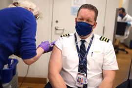 Một phi công của United Airlines tiêm vaccine phòng COVID-19 tại phòng khám ở Sân bay Quốc tế O’Hare ngày 9/3/2021. (Nguồn: Getty Images)