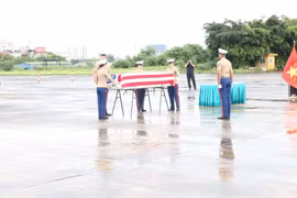 Cơ quan Việt Nam tìm kiếm người mất tích (VNOSMP) bàn giao một bộ hài cốt quân nhân Hoa Kỳ mất tích trong thời gian chiến tranh ở Việt Nam cho phía Hoa Kỳ. (Ảnh: TTXVN/phát)