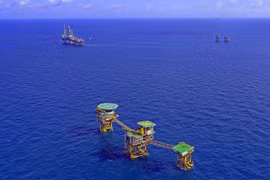 Các dàn khoan dầu tại mỏ Bạch Hổ của Liên doanh Việt-Nga Vietsovpetro. Ảnh: Huy Hùng/TTXVN)