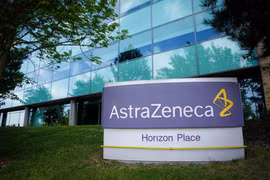 Logo của Công ty dược AstraZeneca tại trụ sở ở Luton, Anh. (Ảnh: THX/TTXVN)
