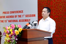 Phó Chủ nhiệm Văn phòng Quốc hội Vũ Minh Tuấn báo cáo tóm tắt dự kiến chương trình Kỳ họp thứ nhất, Quốc hội khóa XV. (Ảnh: Doãn Tấn/TTXVN)