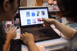 Học sinh, phụ huynh có nhu cầu mua SGK ở các cấp lớp có thể truy cập trang thương mại điện tử trực tuyến Nhà Sách Số https://nhasachso.nxbgd.vn của NXB Giáo dục Việt Nam. (Ảnh: Thanh Tùng/TTXVN)