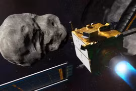 Tàu vũ trụ DART tiếp cận một tiểu hành tinh. (Nguồn: NASA)