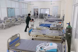 Các chiến sỹ Trung đoàn bộ binh 2, Sư đoàn bộ binh 3, Quân khu 1, khẩn trương lắp đặt trang thiết bị tại bệnh viện dã chiến truyền nhiễm số 2. (Ảnh: Danh Lam/TTXVN)