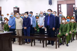 Bị cáo Đinh La Thăng cùng đồng phạm tại phiên xét xử. (Ảnh: Doãn Tấn/TTXVN)