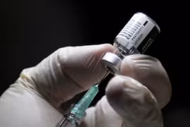 Nhân viên y tế chuẩn bị mũi tiêm vaccine ngừa COVID-19 của Pfizer tại một điểm tiêm chủng ở Toronto, Canada ngày 14/12/2020. (Ảnh: AFP/TTXVN)