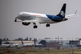 Máy bay của Hãng hàng không Aeromexico chuẩn bị hạ cánh tại sân bay quốc tế Benito Juarez ở Mexico City, Mexico ngày 20/5/2020. (Ảnh: AFP/TTXVN)