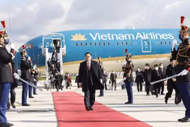 Lễ đón Thủ tướng Phạm Minh Chính tại sân bay Orly, Thủ đô Paris. (Ảnh: Dương Giang/TTXVN)