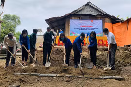 Ban tổ chức Đoàn Thanh niên tỉnh Quảng Trị khởi công xây dựng nhà tình nghĩa cho các cựu Thanh niên xung phong có hoàn cảnh khó khăn. (Ảnh: Hồ Cầu/TTXVN)