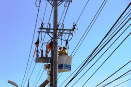 Thi công đường dây trên đường 786, thị trấn Bến Cầu, huyện biên giới Bến Cầu, tỉnh Tây Ninh. (Ảnh: Lê Đức Hoảnh/TTXVN)