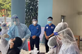 Nhân viên y tế lấy mẫu test nhanh "quét" F0 trên địa bàn thành phố Dĩ An (Bình Dương). (Ảnh: TTXVN phát)