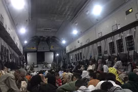 Người dân lên máy bay quân sự của Đức sơ tán khỏi Afghanistan, ngày 24/8/2021. (Ảnh: THX/TTXVN)