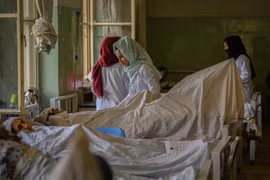 Điều trị cho các bệnh nhân tại bệnh viện Wazir Akbar Khan ở Kabul, Afghanistan, ngày 1/9/2021. (Ảnh: AFP/TTXVN)