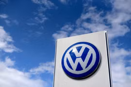 Biểu tượng Volkswagen tại một đại lý của hãng này ở Hamm, Đức. (Ảnh: AFP/TTXVN)