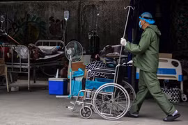 Điều trị cho bệnh nhân nhiễm COVID-19 tại bệnh viện ở Binan, tỉnh Laguna, Philippines. (Ảnh: AFP/TTXVN)