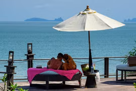 Khách du lịch vui chơi tại khu nghỉ dưỡng trên đảo Koh Yao Yai, Phuket, Thái Lan, ngày 23/11/2020. (Ảnh: AFP/TTXVN)