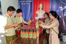 Đội Quản lý thị trường số 2 (Cục Quản lý thị trường tỉnh Kon Tum) kiểm tra các sản phẩm rượu giả nhãn mác thương hiệu rượu sâm Ngọc Linh Kon Tum K5. (Ảnh: TTXVN)