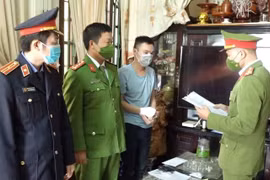 Cơ quan chức năng tống đạt các quyệt định khởi tố vụ án, khởi tố bị can, lệnh bắt bị can để tạm giam và khám xét nơi ở của Phạm Duy Khánh về hành vi lừa đảo chiếm đoạt tài sản. (Ảnh: TTXVN phát)
