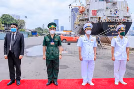 Đại diện Tổng Lãnh sự quán Ấn Độ tại TPHCM và các đơn vị Bộ đội Biên phòng TPHCM, Bộ Tư lệnh vùng 2 Hải quân tham gia đón tàu INS AIRAVAT chở thiết bị y tế của Chính phủ Ấn Độ trao tặng. (Nguồn: thanhuytphcm.vn)