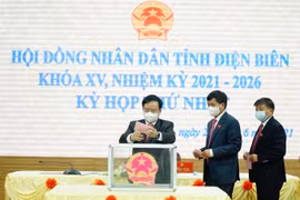 Các đại biểu bỏ phiếu bầu các chức danh chủ chốt HĐND và UBND tỉnh Điện Biên. (Ảnh: Xuân Tư/TTXVN)