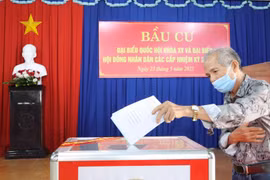 Cử tri phường Tân Phú, thành phố Đồng Xoài (Bình Phước) đi bầu ngày 23/5. (Ảnh: Đậu Tất Thành/TTXVN)