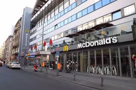 Quán McDonald's trên đường Friedrichstraße ở Berlin. (Ảnh: Mạnh Hùng/TTXVN)