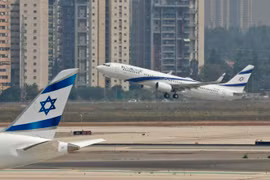Máy bay của hãng hàng không quốc gia Israel (EL AL Airlines) cất cánh tại sân bay Ben Gurion gần thành phố Tel Aviv. (Ảnh: AFP/TTXVN)