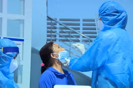 Test nhanh COVID-19 cho người dân ở phường Tam Quan, thị xã Hoài Nhơn, Bình Định. (Ảnh: Nguyên Linh/TTXVN)