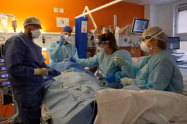 Điều trị cho bệnh nhân nhiễm COVID-19 tại bệnh viện ở London, Anh. (Ảnh: AFP/TTXVN)