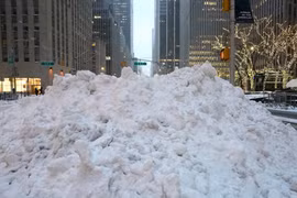 Tuyết rơi dày đặc tại New York, Mỹ. (Ảnh: AFP/ TTXVN)