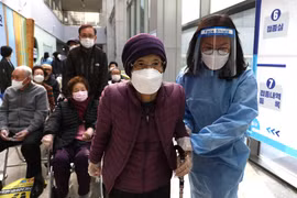 Một địa điểm tiêm chủng vaccine ngừa COVID-19 tại Seoul, Hàn Quốc. (Ảnh: AFP/TTXVN)