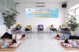 Khu vực hội trường và các văn phòng chưa sử dụng được Công ty cổ phần Kinh doanh Thủy hải sản Sài Gòn bố trí làm chỗ ngủ cho công nhân viên. (Ảnh: Xuân Anh/TTXVN)