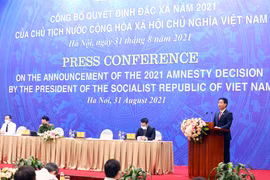 Phó Chủ nhiệm Văn phòng Chủ tịch nước Phạm Thanh Hà công bố quyết định đặc xá năm 2021 của Chủ tịch nước Cộng hòa xã hội chủ nghĩa Việt Nam. (Ảnh: Phạm Kiên/TTXVN)