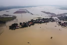 Cảnh ngập lụt sau những trận mưa lớn tại Bekasi, Tây Java, Indonesia, ngày 22/2/2021. (Ảnh: AFP/TTXVN)