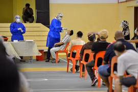 Nhân viên y tế lấy mẫu dịch xét nghiệm COVID-19 cho người dân tại Petaling Jaya, Malaysia, ngày 18/1/2021. (Ảnh: THX/TTXVN)