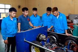 Giáo viên khoa Động lực Trường Cao đẳng nghề Vĩnh Phúc hướng dẫn cho sinh viên cơ chế hoạt động của hệ thống phanh ABS trên ôtô. (Ảnh: Hoàng Hùng/TTXVN)