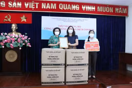Bà Tô Thị Bích Châu (trái), Chủ tịch Ủy ban MTTQ Việt Nam Thành phố trao thư cảm ơn Hiệp hội Dệt May Việt Nam tại Thành phố Hồ Chí Minh cho bà Nguyễn Bảo Trân, Phó Chủ tịch Hiệp hội Dệt may Việt Nam. (Ảnh: Xuân Khu/TTXVN)
