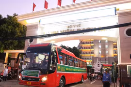 Những chuyến xe chở cán bộ y tế Bệnh viện Bạch Mai vào hỗ trợ TP Hồ Chí Minh chống dịch COVID-19, tháng 8/2021.(Ảnh: Thành Đạt/TTXVN)