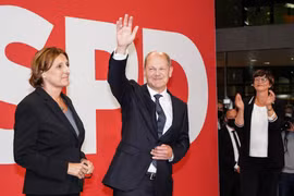 Lãnh đạo đảng Dân chủ Xã hội Đức (SPD) Olaf Scholz (thứ 2, trái) khi kết quả thăm dò sau bầu cử được công bố, ở Berlin, ngày 26/9/2021. (Ảnh: THX/TTXVN)