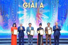 Ông Đỗ Văn Chiến, Bí thư Trung ương Đảng, Chủ tịch UBTƯ MTTQ Việt Nam và ông Nguyễn Hòa Bình, Ủy viên Bộ Chính trị, Bí thư Trung ương Đảng, Chánh án Tòa án nhân dân Tối cao trao giải A cho 4 tác giả, nhóm tác giả. (Ảnh: Minh Đức/TTXVN)