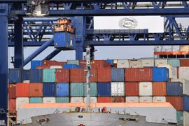 Bốc dỡ container hàng hóa tại cảng Botany ở Sydney, Australia. (Ảnh: AFP/TTXVN)